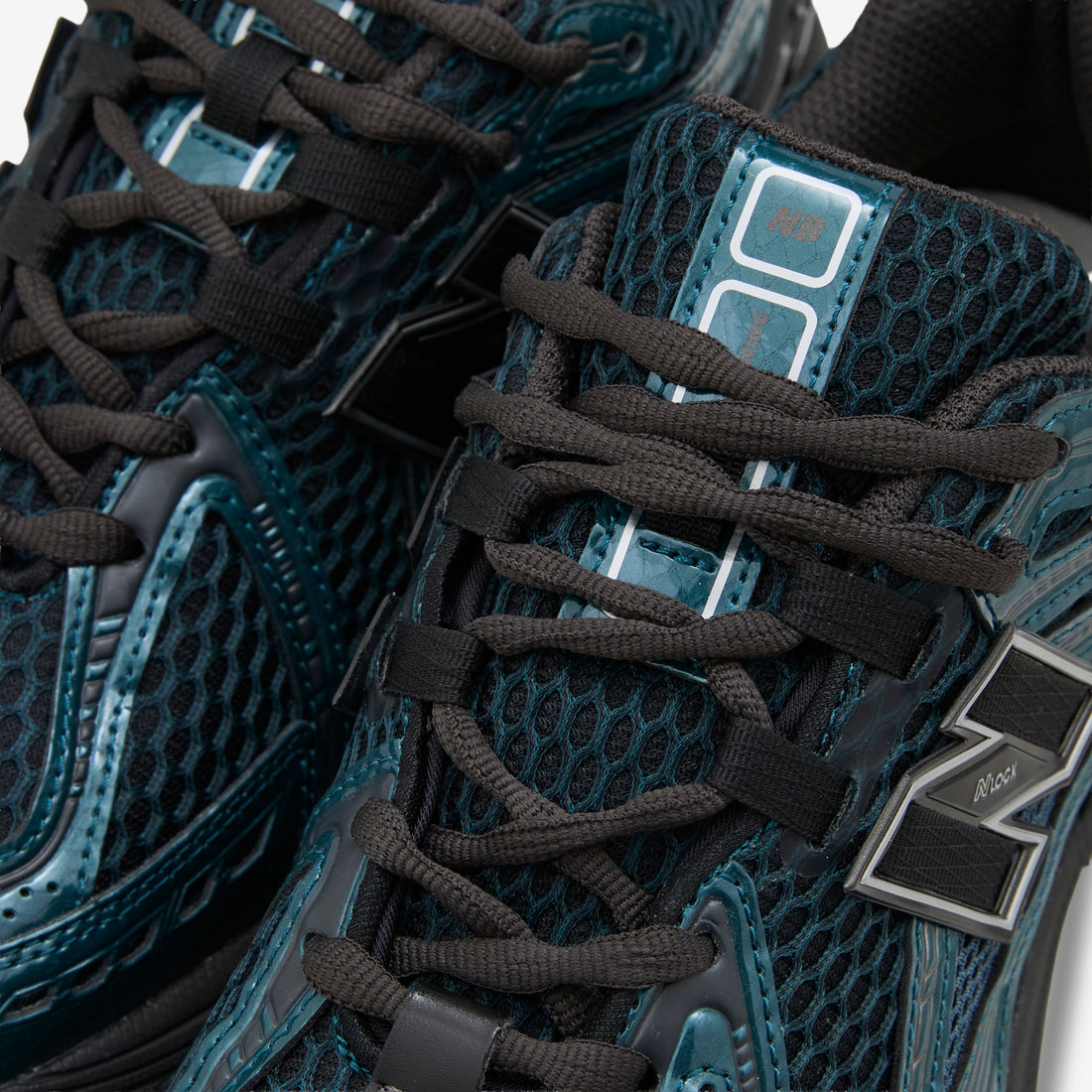 U190646S Medusa Green | Black Footwear