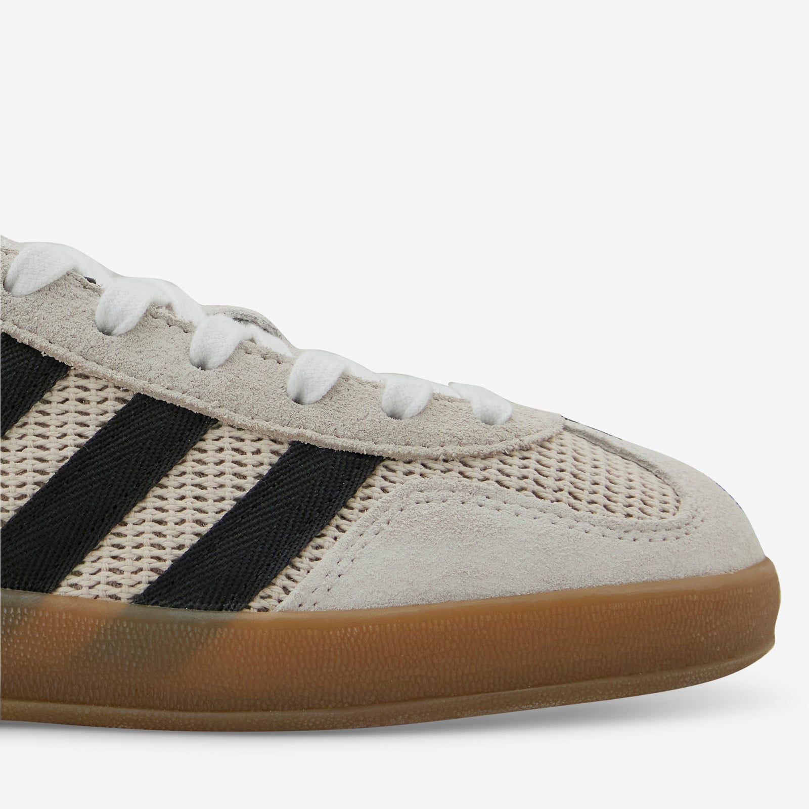 Gazelle Indoor Alumina Core Black Gum Above The Clouds