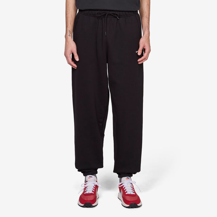 Solo Swoosh Cuffed Pants Total Black | Sail Front