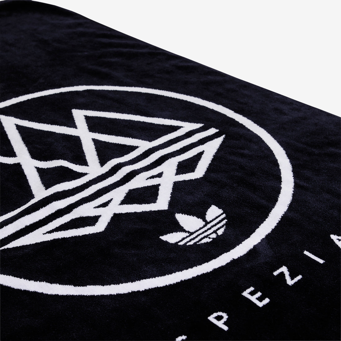 SPZL Mod Trefoil Towel Black | Chalk White Lifestyle
