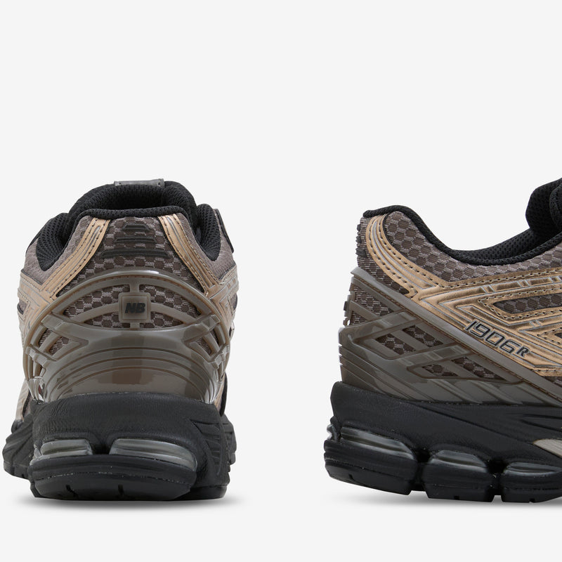 1906R Mushroom | Black | Black Metallic Footwear