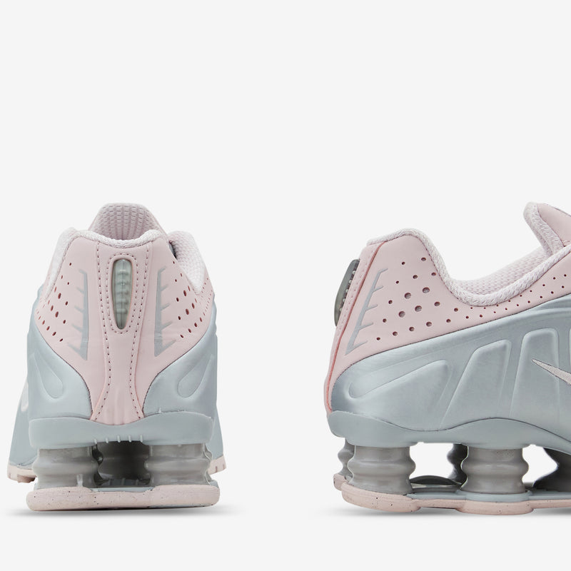 Women's Shox R4 Barely Rose | Metallic Platinum Footwear