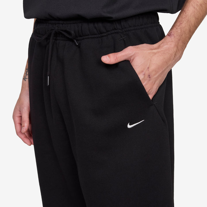 Solo Swoosh Cuffed Pants Total Black | Sail