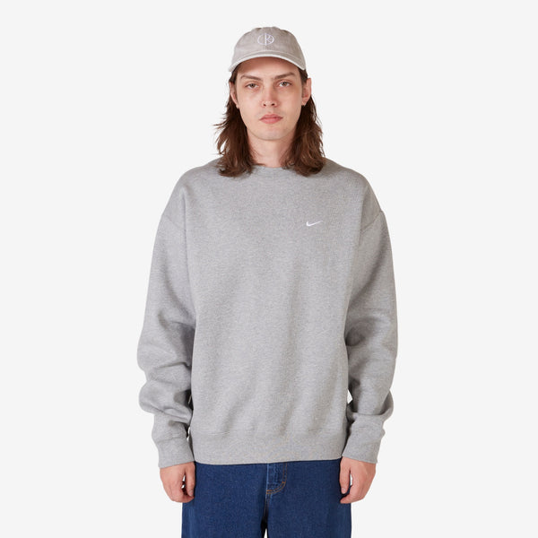 SP23 Solo Swoosh Fleece Crew Dark Grey Heather | White