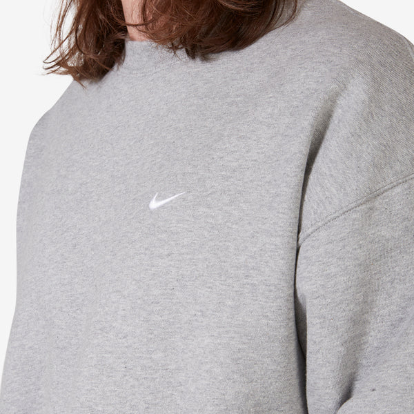 SP23 Solo Swoosh Fleece Crew Dark Grey Heather | White
